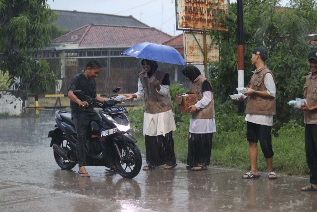 Diterjang Hujan Deras, LDII Indramayu Tetap Semangat Berbagi Takjil Ramadan