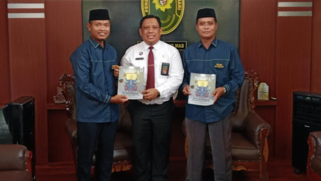 Lawan Arus Digital, Ketua LDII Tala Tetap Bagikan Majalah Nuansa Cetak