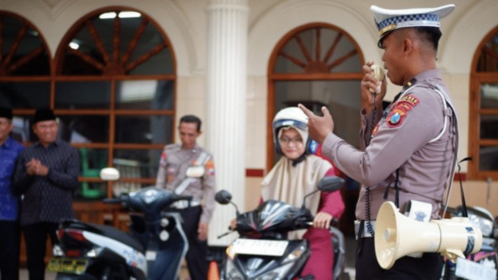 Polres Kediri Kota dan Ponpes Wali Barokah Kolaborasi Tanamkan Budaya Tertib Lalin