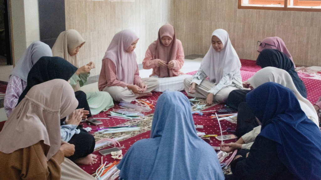 Dorong Kemandirian Ekonomi, LDII Tamantirto Bina Remaja Putri dalam Kerajinan Tangan
